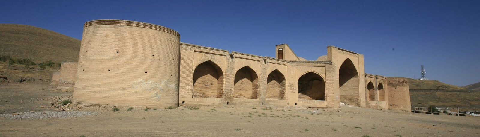 کاروانسرای فرسفج، نگین کوه‌های الوند